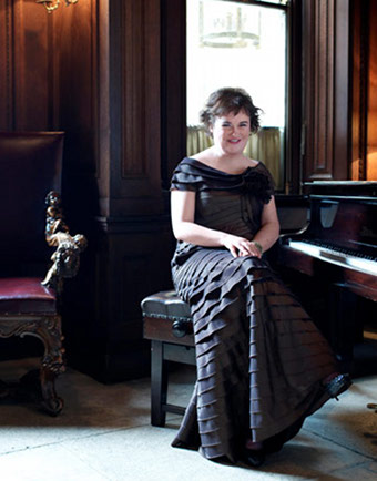 Illustration for article titled Susan Boyle Goes Glam For Harper's Bazaar